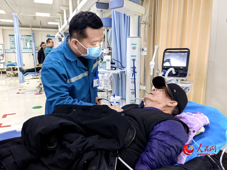 急诊抢救室里，医生为患者马大爷查体。人民网记者辛静摄