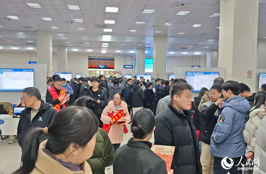 招聘会现场。人民网记者 杨晓娜摄