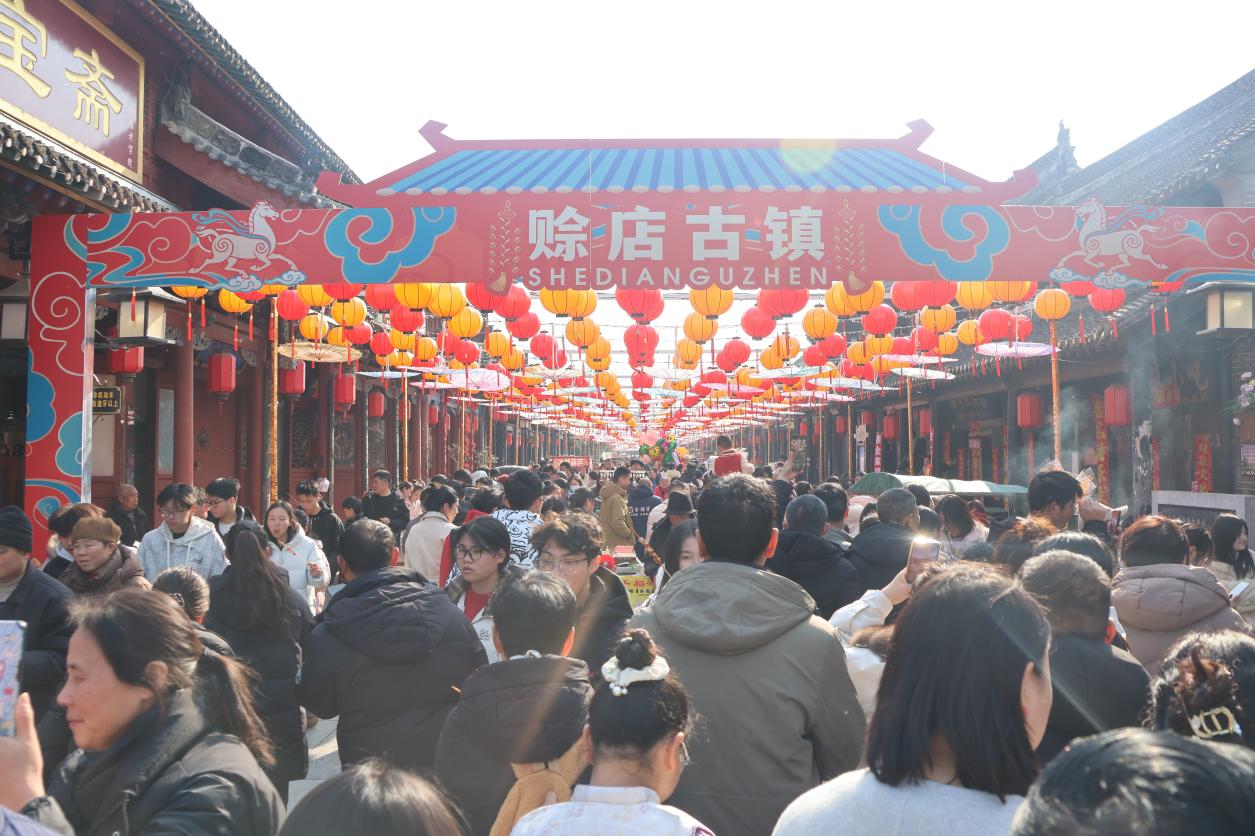 南陽市社旗縣瓷器街的燈籠長廊人潮涌動，年味十足。張新軍攝