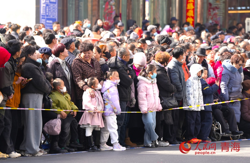 观看社火表演的市民游客。人民网记者 甘海琼摄