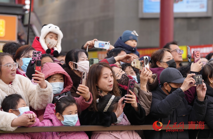观看社火表演的市民游客。人民网记者 甘海琼摄