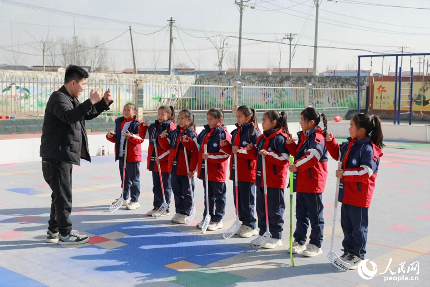 志愿者刘亚东(左一)教孩子们英语口语,为出国交流准备。 人民网 程明辉摄