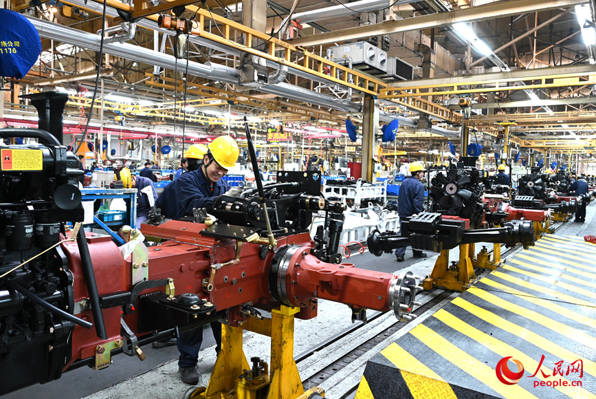 底盘组装。人民网记者 王玉兴摄