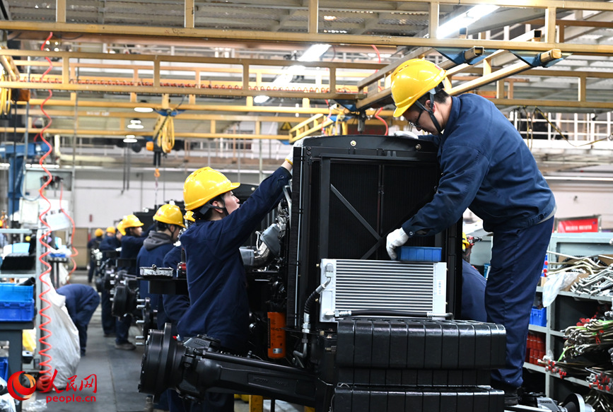 发动机组装。人民网记者 王玉兴摄