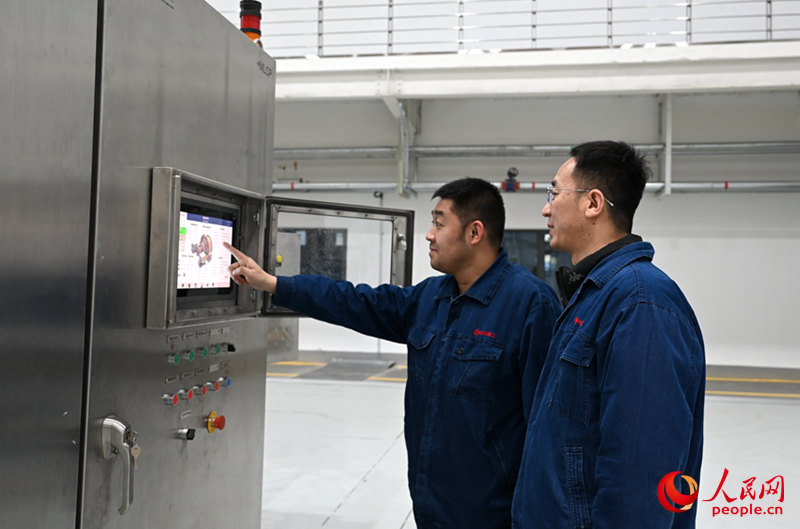 邢京龙（右）和同事研究实验数据。人民网记者 王玉兴摄