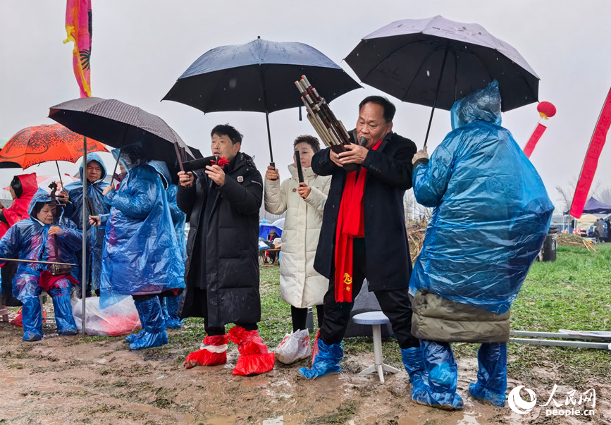 激情投入。人民网记者 王玉兴摄
