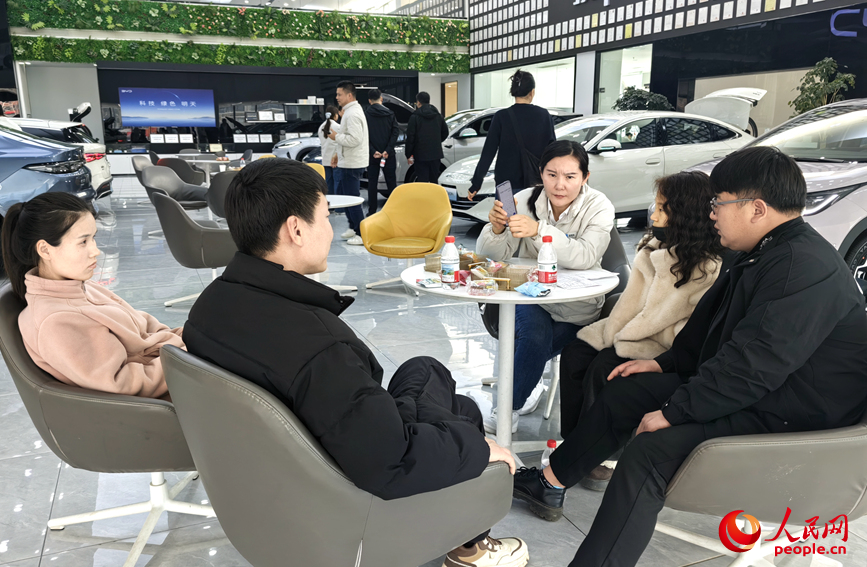郑州一汽车4S店内，顾客咨询以旧换新相关政策。人民网记者 宋芳鑫摄