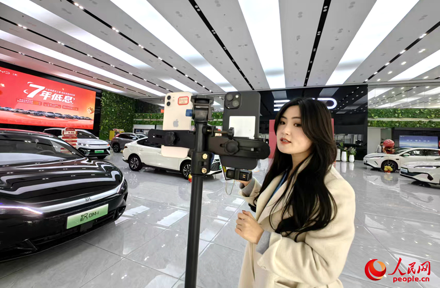 郑州一汽车4S店内，主播线上介绍优惠政策。人民网记者 宋芳鑫摄