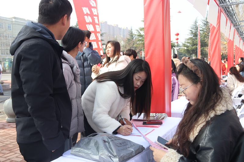 求职人员在咨询工作岗位。王善兴摄