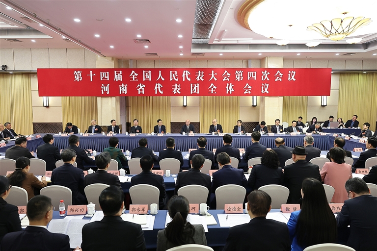 3月5日下午，十四届全国人大四次会议河南代表团举行全体会议，审议政府工作报告。 本报全媒体记者 董亮 杜小伟 蔡迅翔 摄