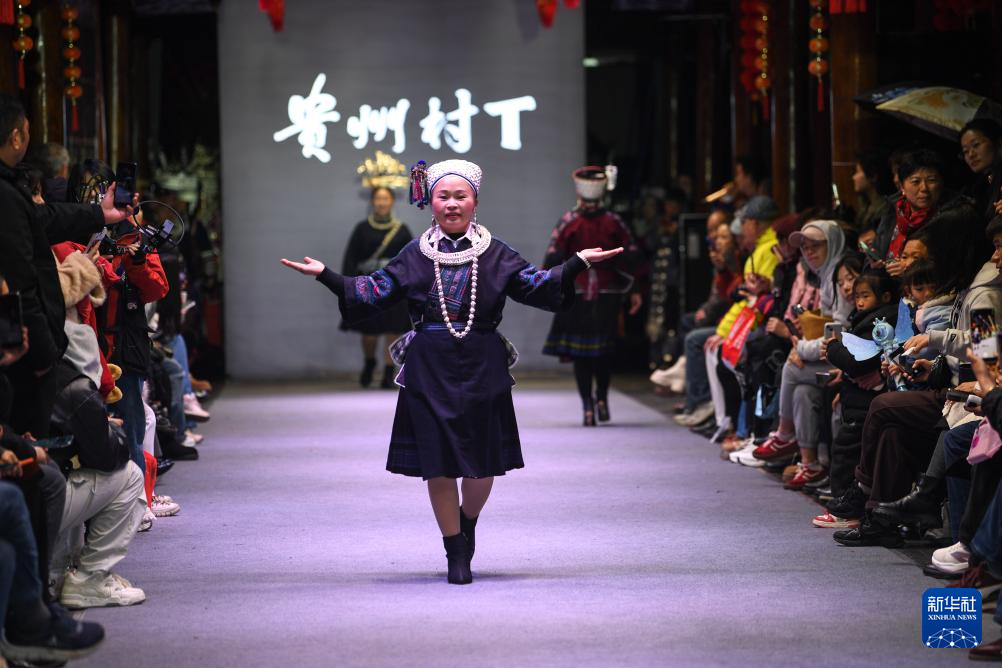 “村T”舞台秀民族服饰之美