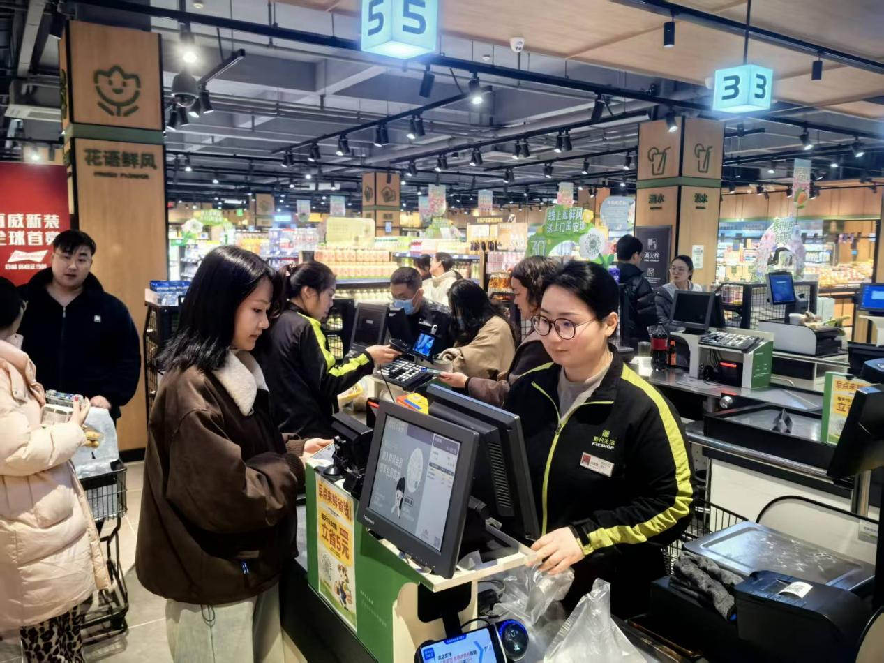 開封鮮風超市員工為顧客結算開票。開封市委宣傳部供圖