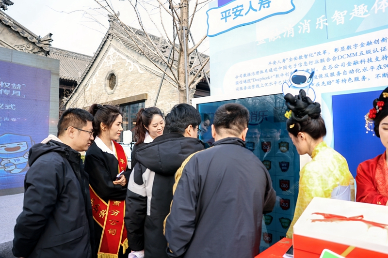 群眾在金融消保展示牆前學習防詐知識。耿毅卓攝
