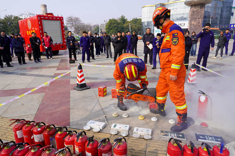 不合格消防產品集中銷毀 。郝振鵬攝