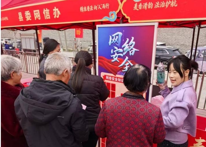 工作人员向群众讲解网络安全知识。张拓摄