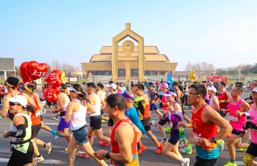 2026安阳马拉松赛鸣枪开跑。王小彤摄