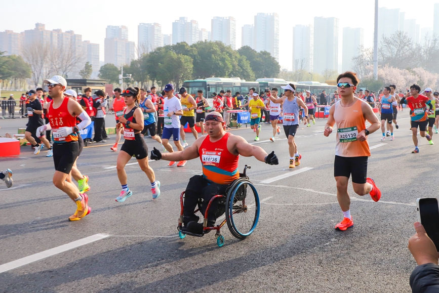 2026安阳马拉松赛鸣枪开跑。王小彤摄