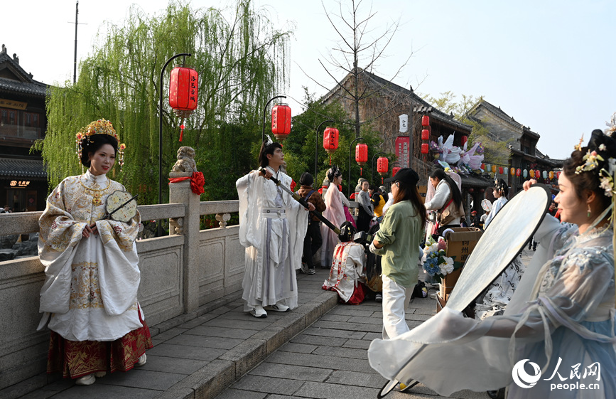 汉服满城约拍忙。人民网记者 王玉兴摄