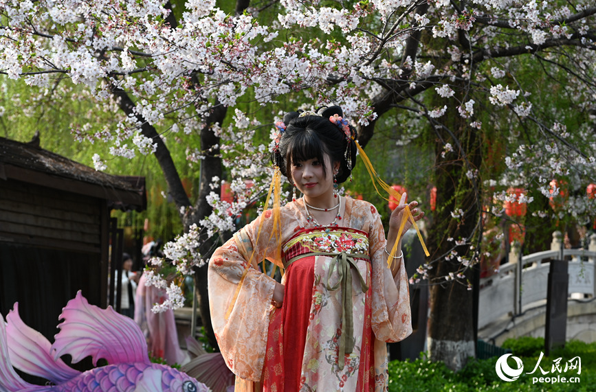 汉服满城约拍忙。人民网记者 王玉兴摄