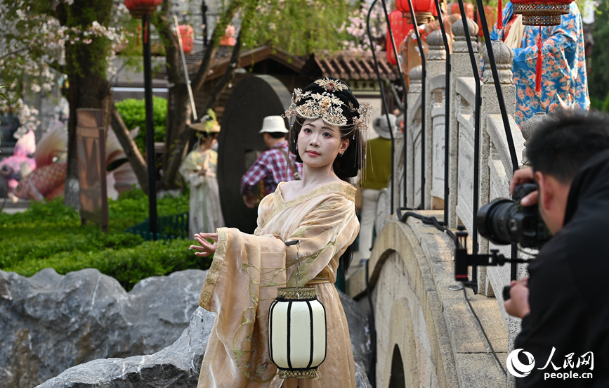 汉服满城约拍忙。人民网记者 王玉兴摄