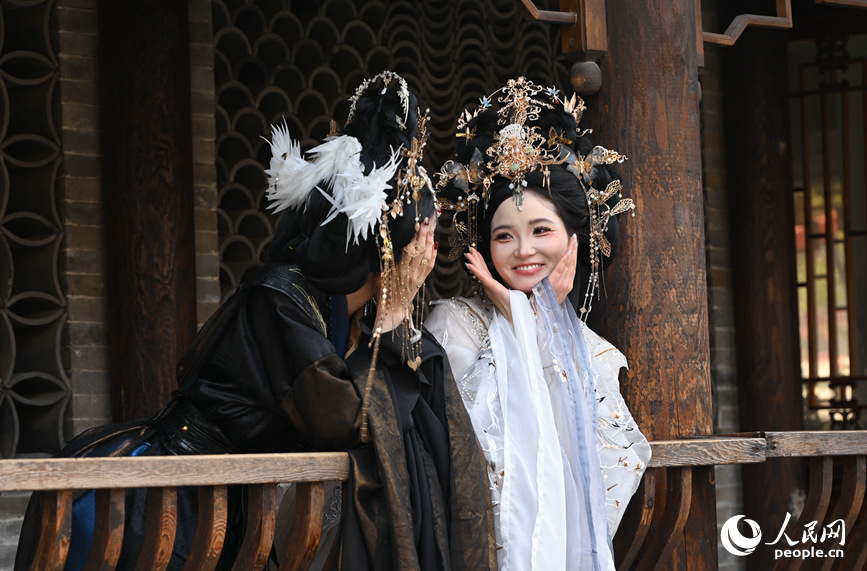 汉服满城约拍忙。人民网记者 王玉兴摄