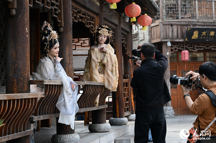 汉服满城约拍忙。人民网记者 王玉兴摄