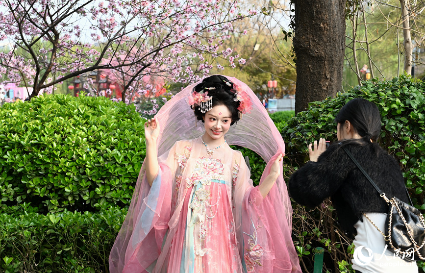 汉服满城约拍忙。人民网记者 王玉兴摄