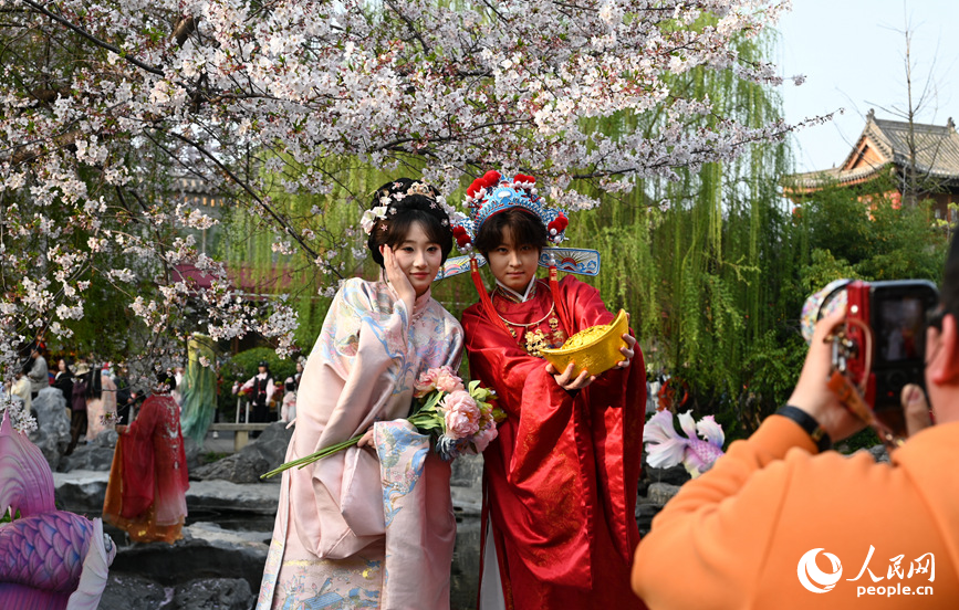 汉服满城约拍忙。人民网记者 王玉兴摄