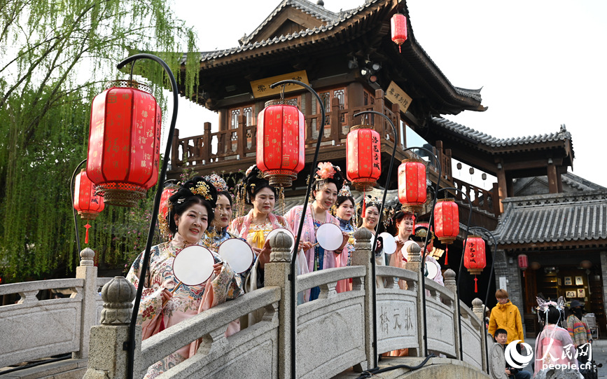 汉服满城约拍忙。人民网记者 王玉兴摄