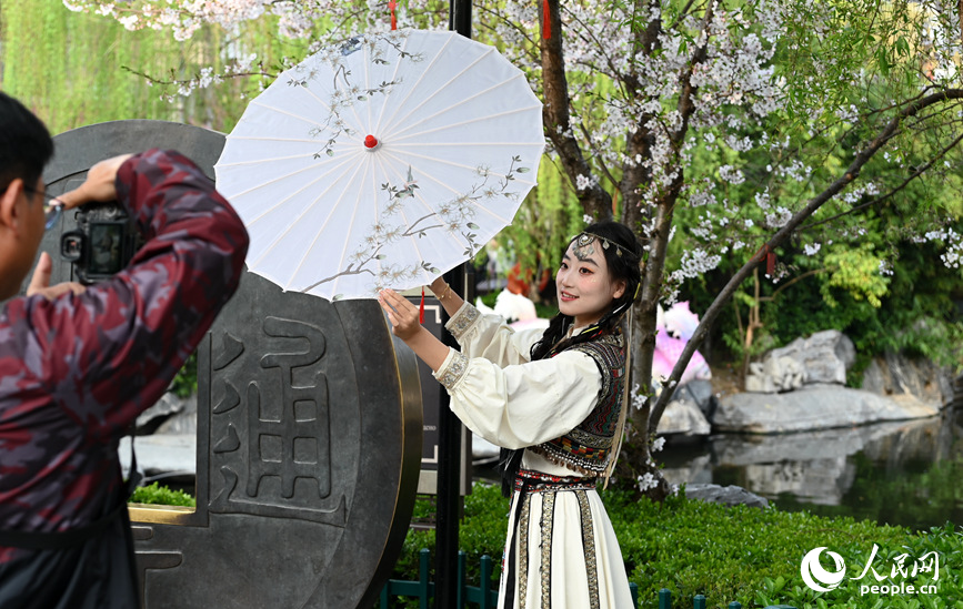 汉服满城约拍忙。人民网记者 王玉兴摄