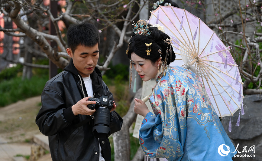汉服满城约拍忙。人民网记者 王玉兴摄