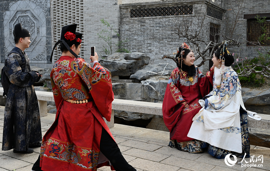 汉服满城约拍忙。人民网记者 王玉兴摄