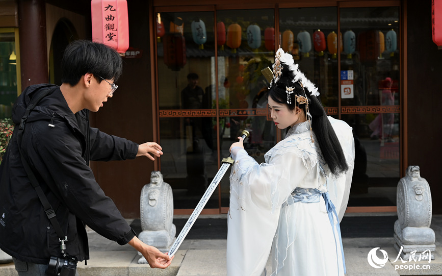 汉服满城约拍忙。人民网记者 王玉兴摄