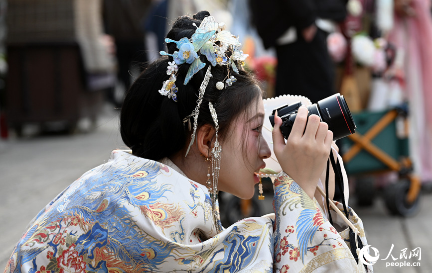汉服满城约拍忙。人民网记者 王玉兴摄