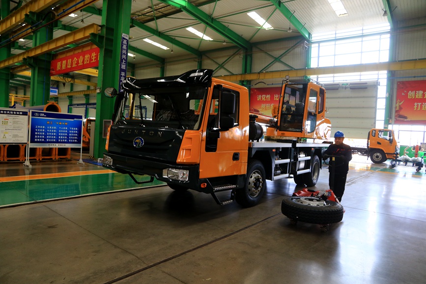 工人准備安裝輪胎。王建棟攝