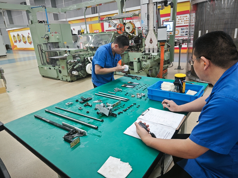 洛陽卷煙廠卷包車間維修工左強正在備戰技能競賽。鄧中元攝