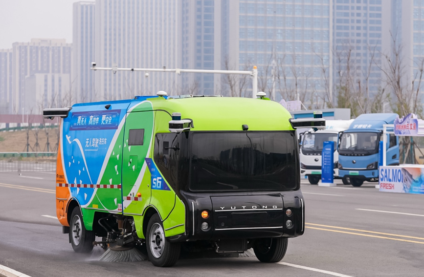 宇通无人驾驶洗扫车。受访单位供图