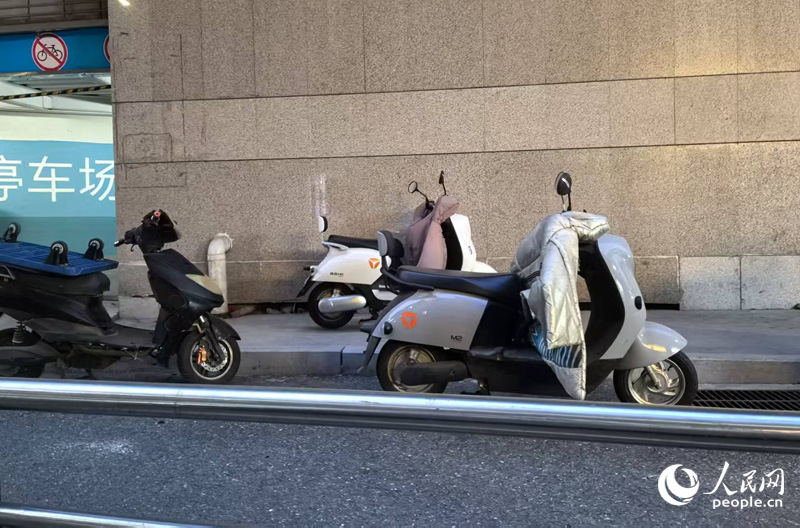 电动车在商场楼下随意停放。人民网记者 于思远摄