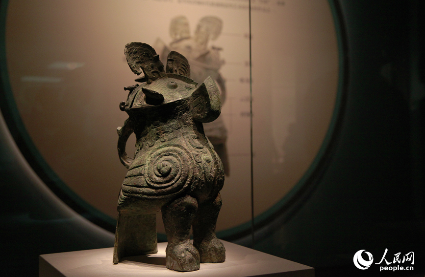 河南博物院馆藏的妇好鸮尊。人民网记者 肖懿木摄