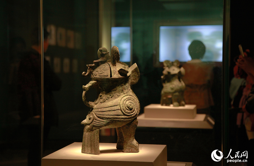 由国家博物馆、河南博物院馆藏的两件妇好鸮尊在河南同框展出。人民网记者 肖懿木摄