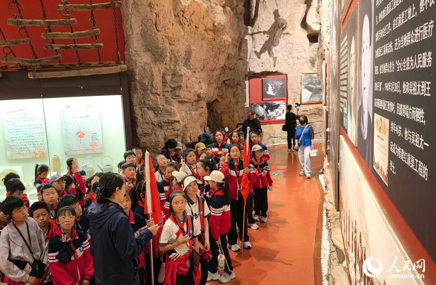 学生参观纪念馆。人民网记者 王佩摄