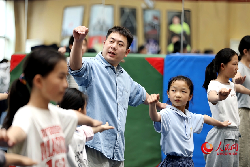 马超群带领学生在教室里排练，对学生进行动作指导。人民网记者 霍亚平摄