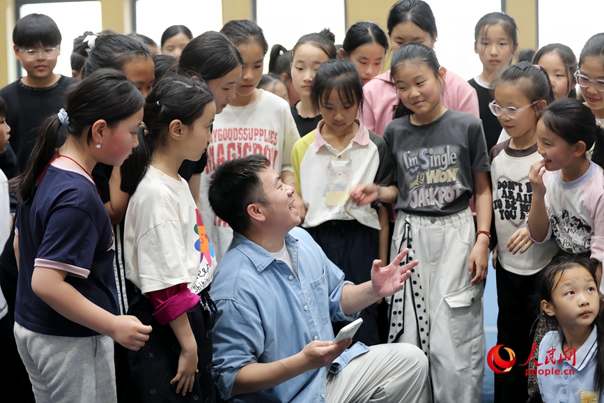 马超群和孩子们在一起。人民网记者 霍亚平摄