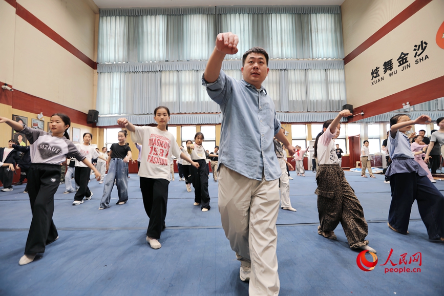 马超群带领学生在教室里排练，对学生进行动作指导。人民网记者 霍亚平摄