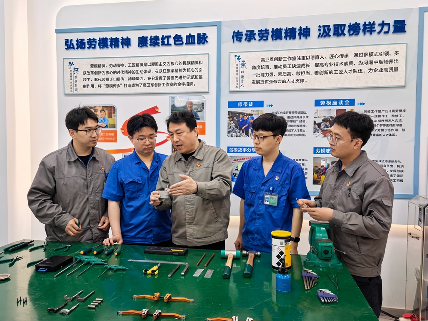 新老党员结成帮扶对子，开展技能交流和岗位练兵活动。李昕冉摄