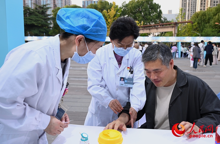 针灸疗法体验。人民网记者 王玉兴摄