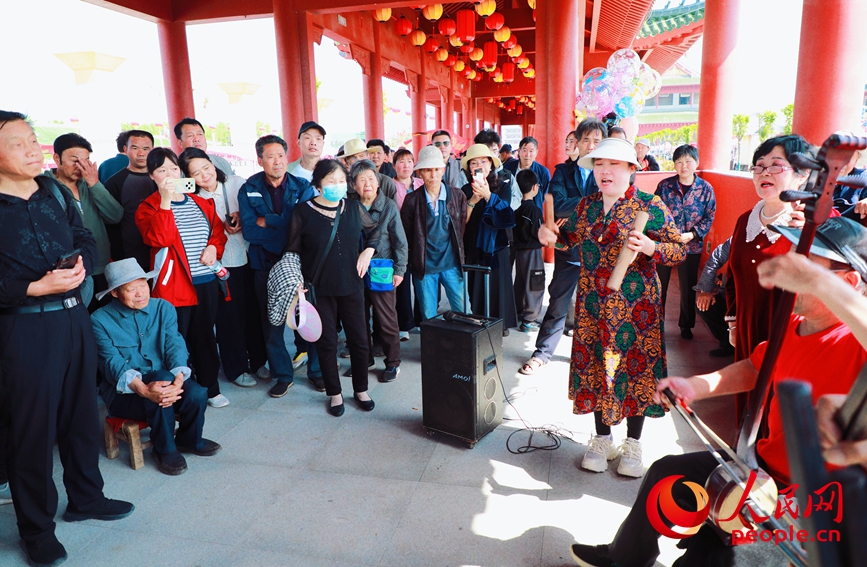群众专注文化活动。人民网记者 王佩摄