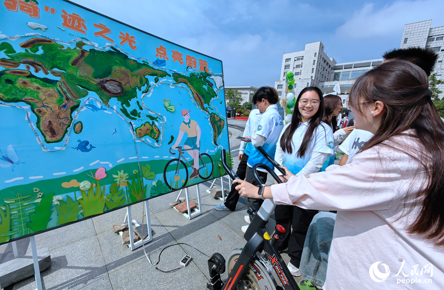 学生们在趣味互动中“解锁”保护地球小技巧。人民网记者 宋芳鑫摄