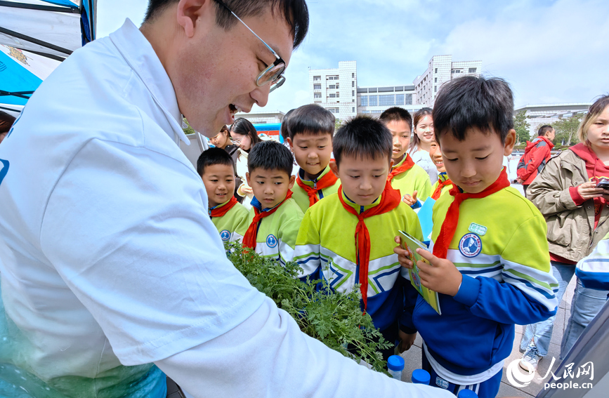 学生们在趣味互动中“解锁”保护地球小技巧。人民网记者 宋芳鑫摄