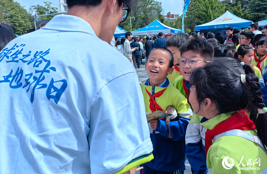 学生们在趣味互动中“解锁”保护地球小技巧。人民网记者 宋芳鑫摄